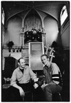 351137 Portret van Eric Goossens (links) en Wouter Eizenga van het toneelgezelschap Een Heel Klein Dorpje tijdens de ...